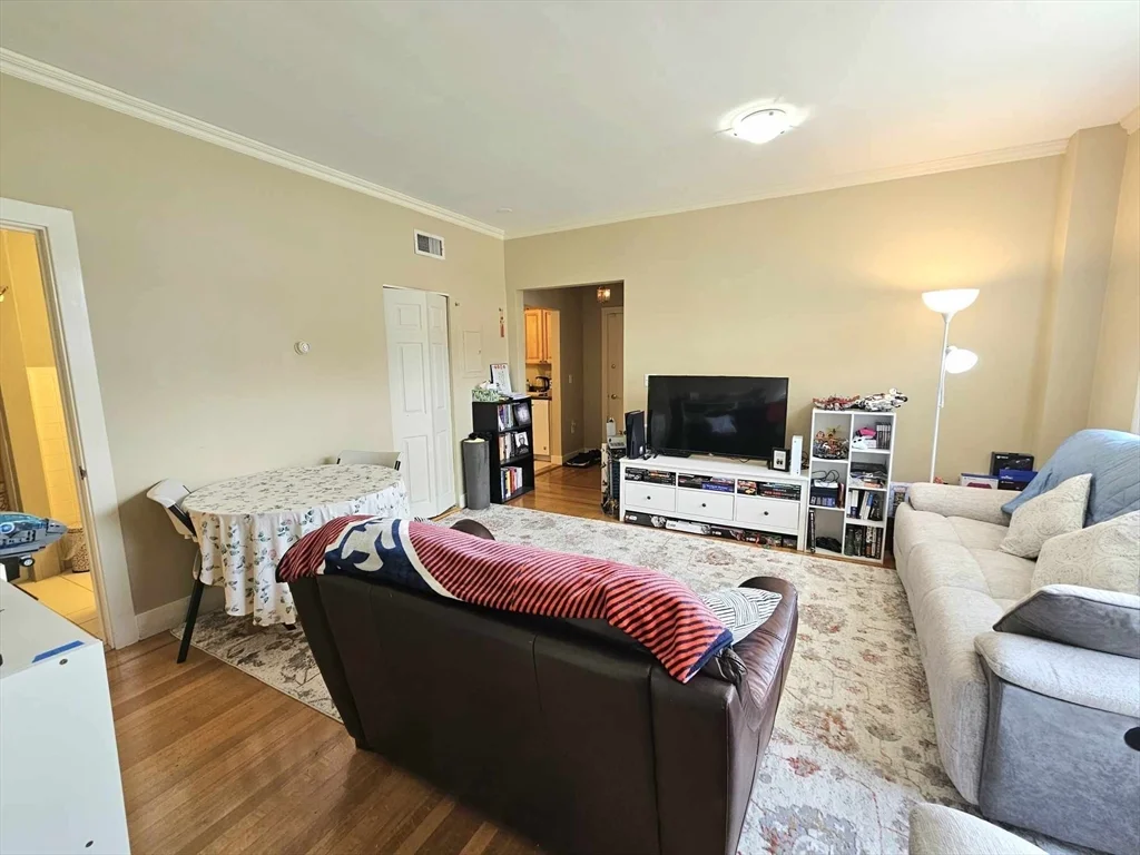 1 bed, 1 bath apartment for rent at 332 Jamaicaway Unit 2, Jamaica Plain — photo 11 of 34