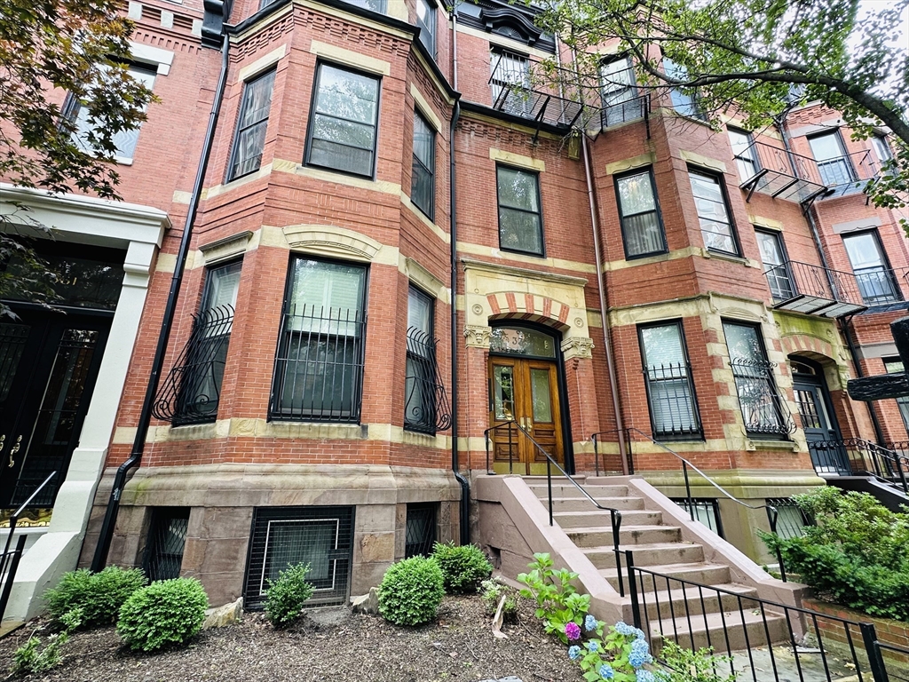 2 bed, 2 bath apartment for rent at 333 Beacon St Unit 3, Back Bay — photo 1 of 19