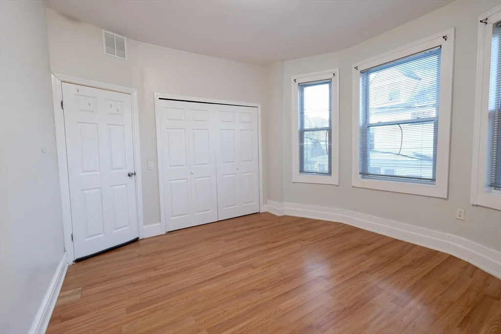4 bed, 1 bath apartment for rent at 333 Centre Unit E, Jamaica Plain — photo 9 of 16