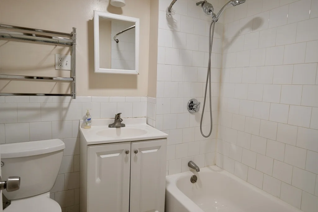 4 bed, 1 bath apartment for rent at 333 Centre Unit E, Jamaica Plain — photo 13 of 16