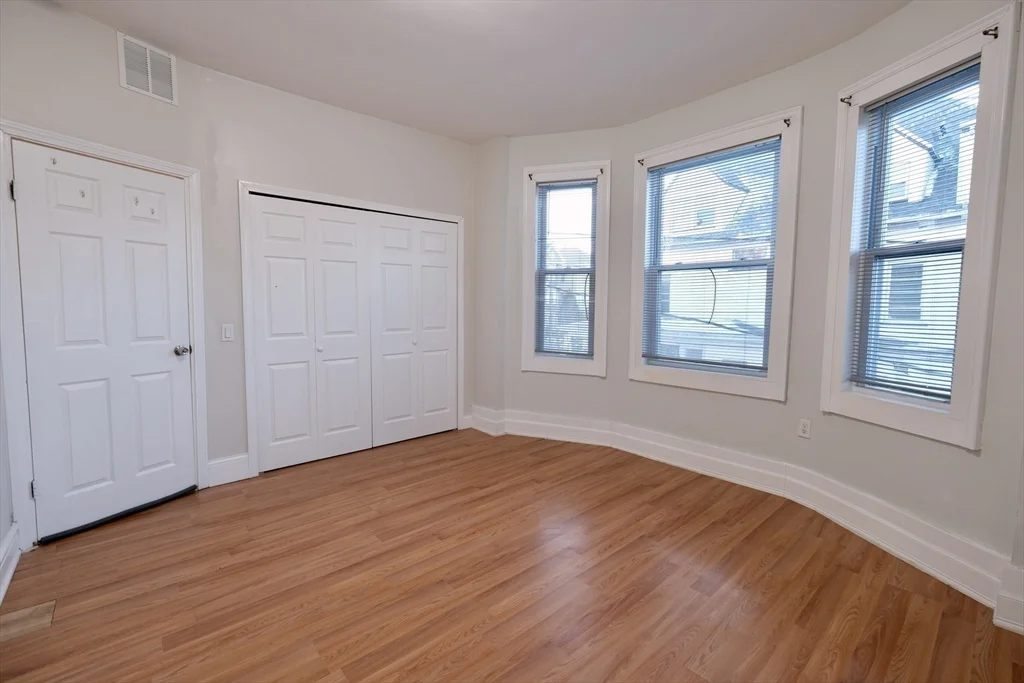 4 bed, 1 bath apartment for rent at 333 Centre Unit E, Jamaica Plain — photo 6 of 16