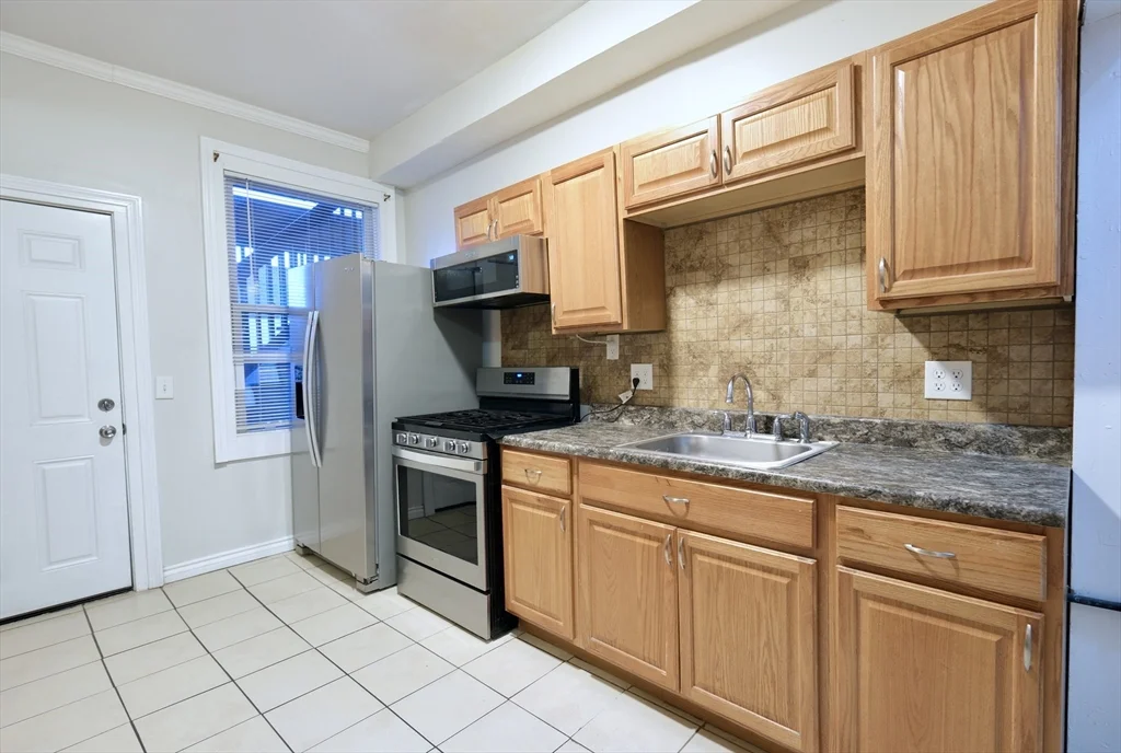 4 bed, 1 bath apartment for rent at 333 Centre Unit E, Jamaica Plain — photo 14 of 16