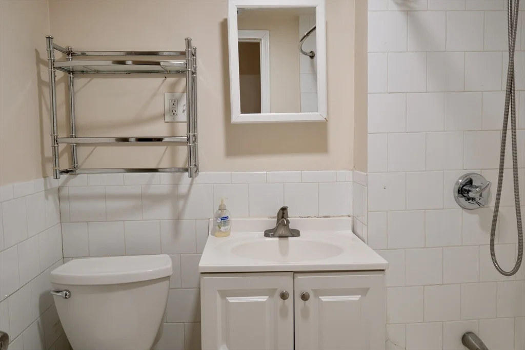 4 bed, 1 bath apartment for rent at 333 Centre Unit E, Jamaica Plain — photo 12 of 16