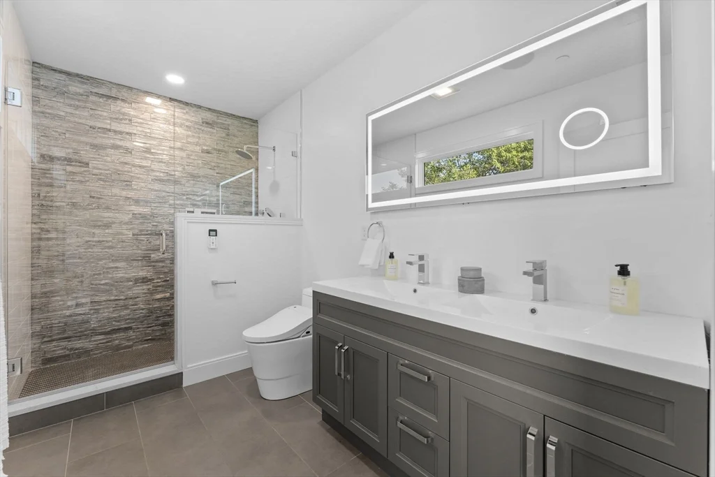 3 bed, 2 bath apartment for rent at 333 W 3rd St Unit 2, South Boston — photo 6 of 14