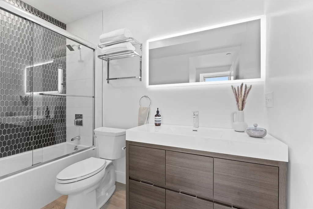 3 bed, 2 bath apartment for rent at 333 W 3rd St Unit 2, South Boston — photo 10 of 14
