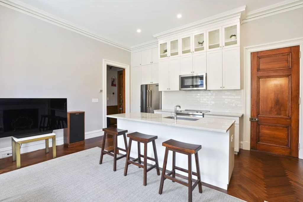 1 bed, 1 bath apartment for rent at 334 Beacon Unit 6, Back Bay — photo 4 of 15