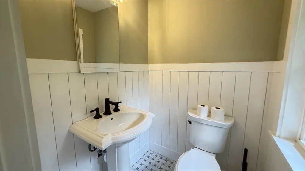 2 bed, 1 bath apartment for rent at 334 Bedford St Unit 1, Lakeville — photo 20 of 27
