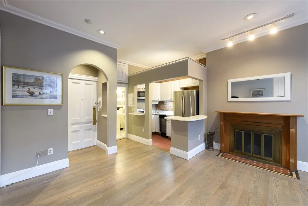 1 bed, 1 bath apartment for rent at 335 Beacon St Unit 7, Back Bay — photo 4 of 17
