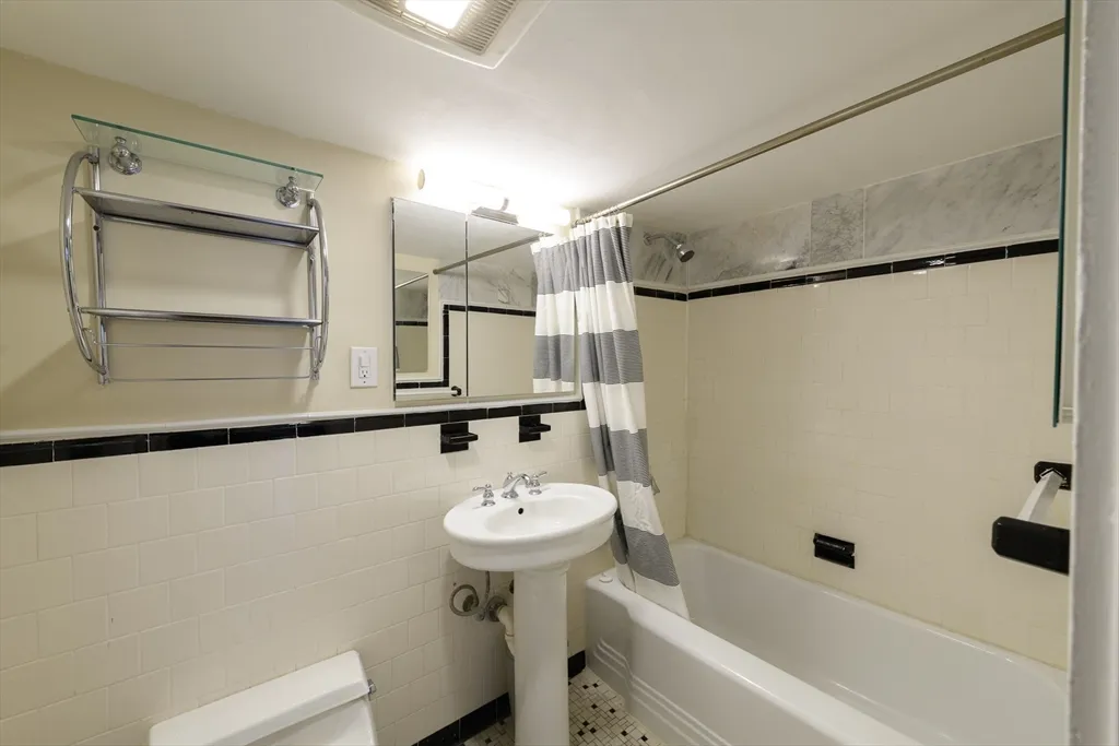 1 bed, 1 bath apartment for rent at 335 Beacon St Unit 7, Back Bay — photo 8 of 17