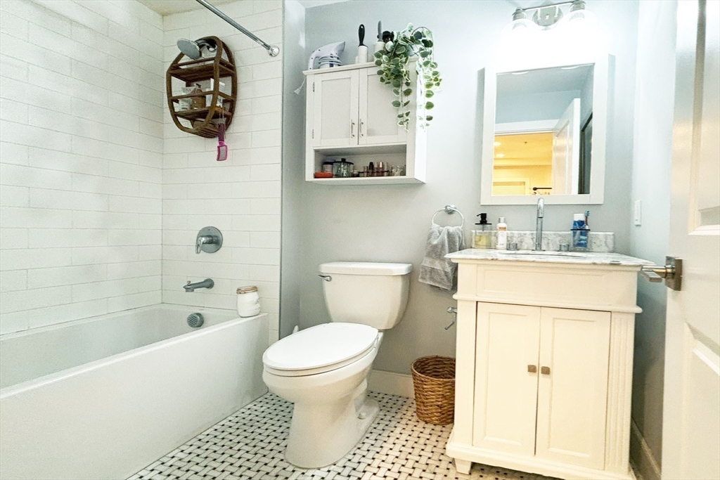 2 bed, 2 bath apartment for rent at 335 Maverick St Unit 1, East Boston — photo 7 of 23