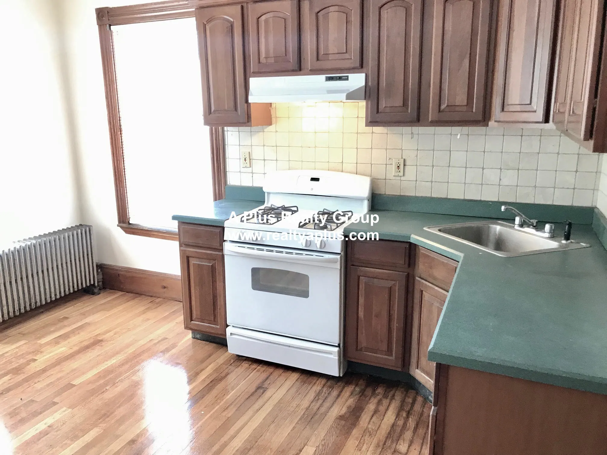 4 bed, 1 bath apartment for rent at 336 Centre St Unit 2, Jamaica Plain — photo 2 of 19