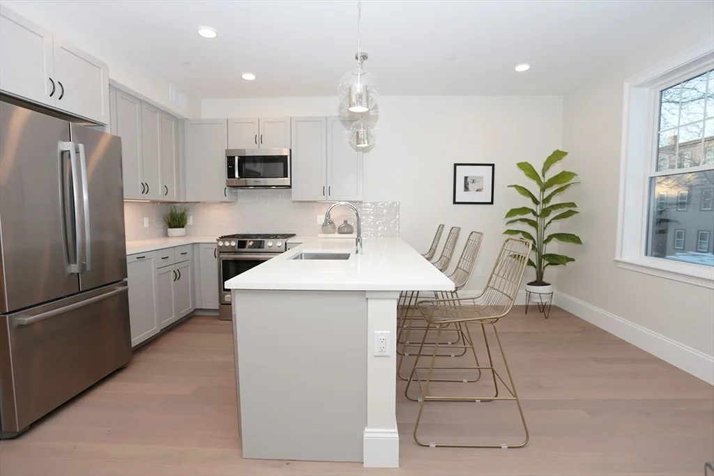 2 bed, 2 bath apartment for rent at 336 Chelsea Unit St, East Boston — photo 4 of 5