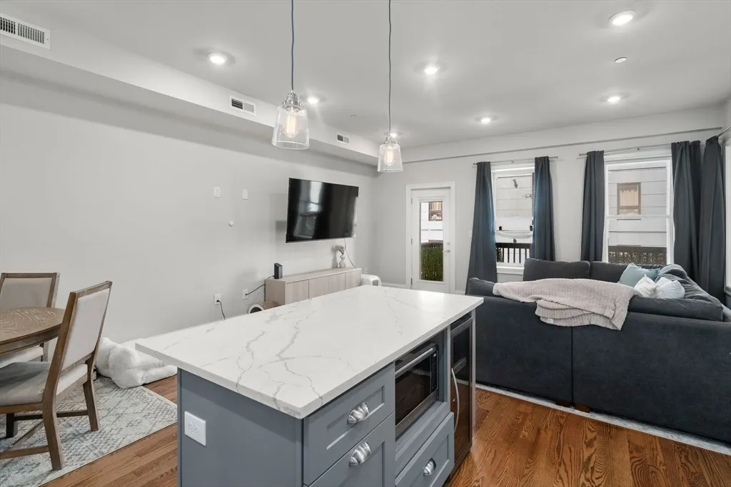2 bed, 2 bath apartment for rent at 338 Meridian St Unit 2, Central Square — photo 3 of 20