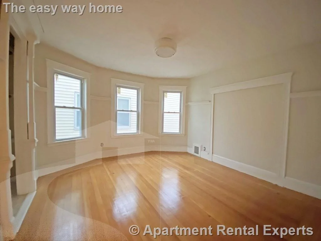 4 bed, 1 bath apartment for rent at 339 Allston St Unit 2, Cambridgeport — photo 3 of 5
