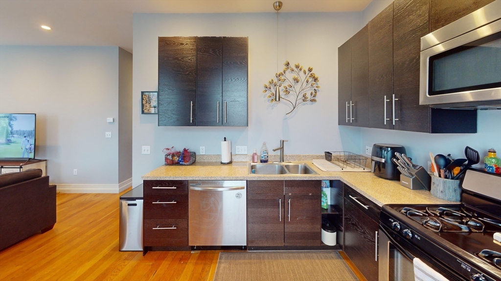 3 bed, 2 bath apartment for rent at 339 Dorchester St Unit 2, South Boston — photo 7 of 20