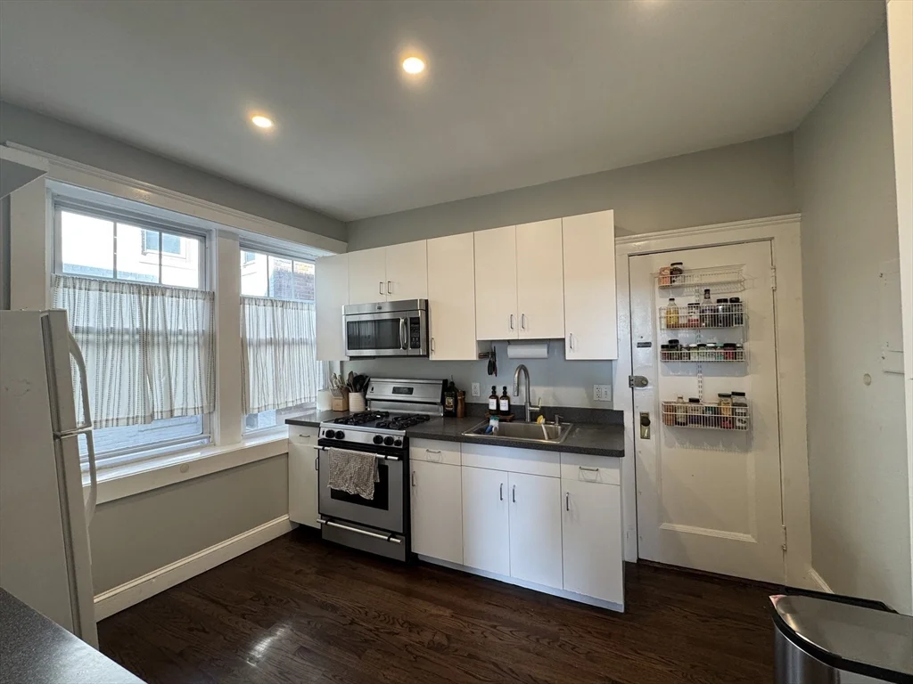 1 bed, 1 bath apartment for rent at 339 S Huntington Ave Unit 7, Jamaica Plain — photo 2 of 10