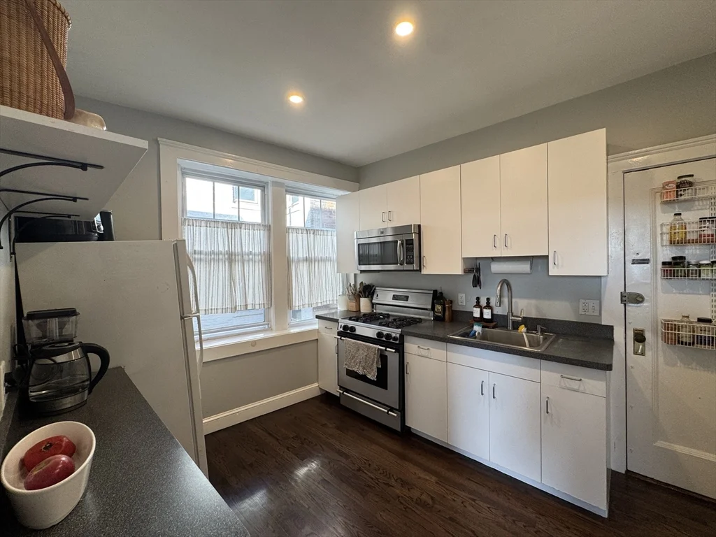 1 bed, 1 bath apartment for rent at 339 S Huntington Ave Unit 7, Jamaica Plain — photo 2 of 10
