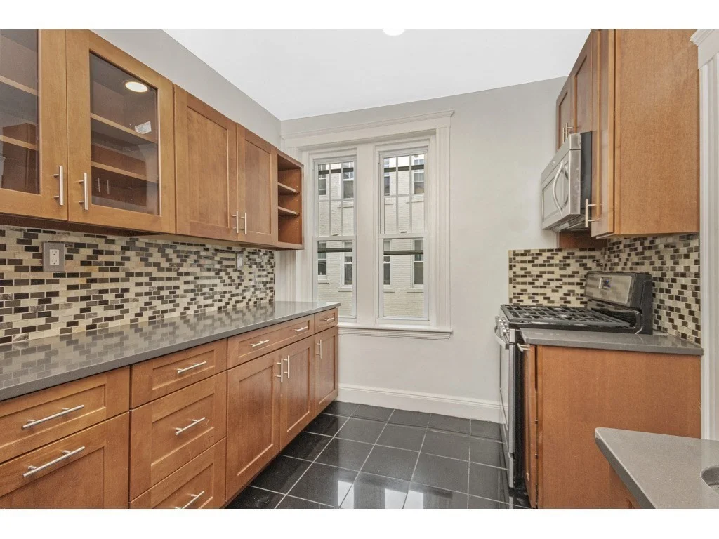 2 bed, 1 bath apartment for rent at 339 S Huntington Ave Unit 8, Boston — photo 5 of 14