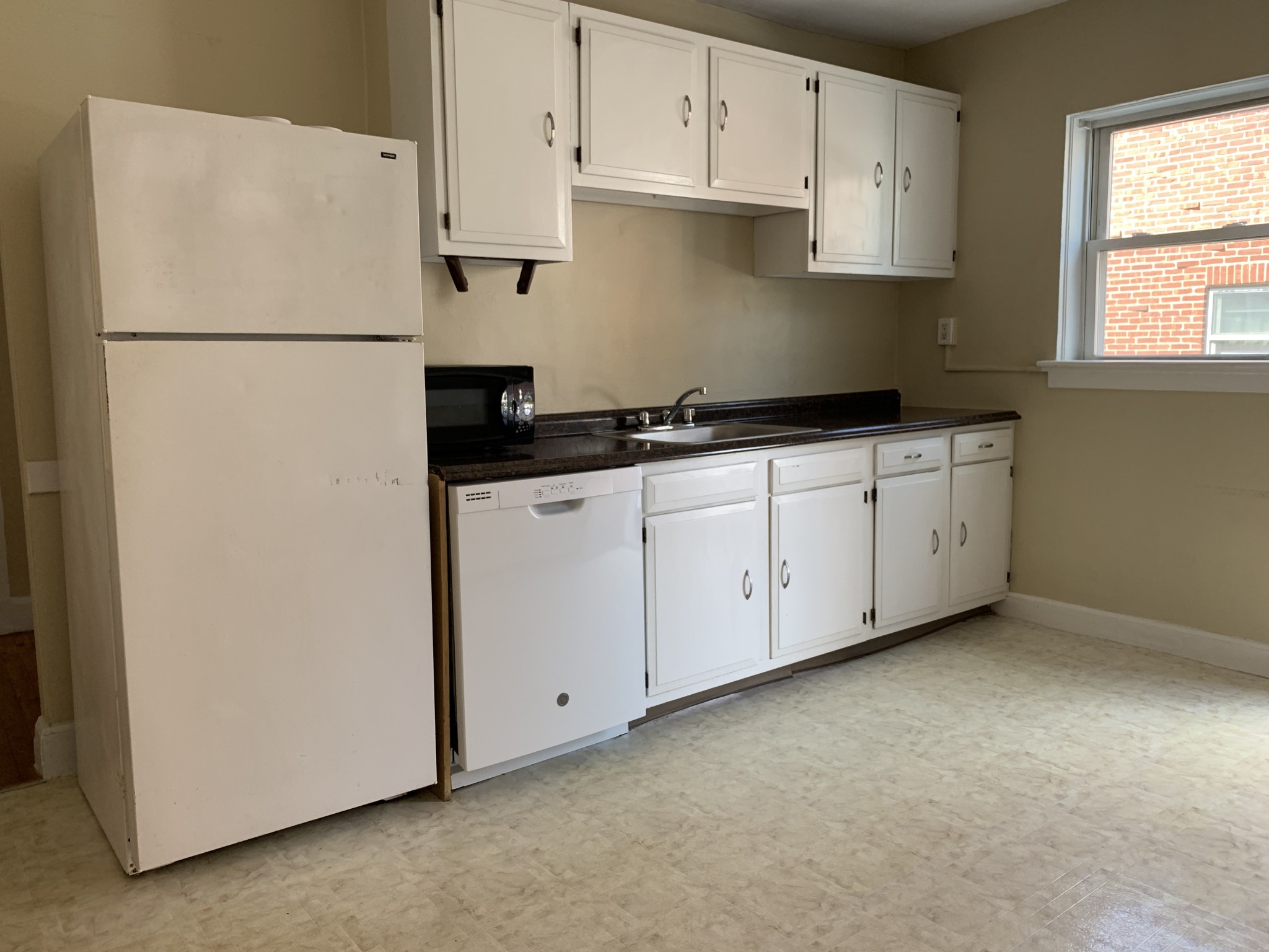 1 bed, 1 bath apartment for rent at 34 Beechcroft St Unit 4, Oak Square — photo 1 of 13