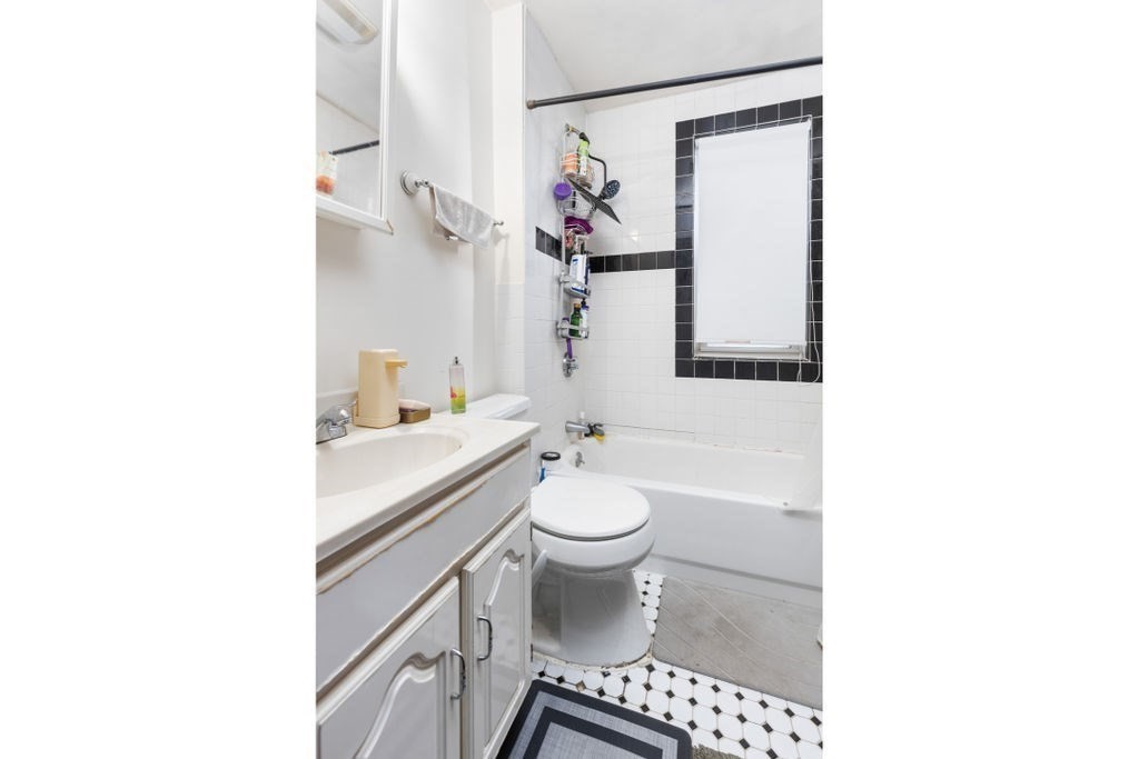 3 bed, 1 bath apartment for rent at 34 Belknap St Unit 1, Tufts University — photo 6 of 9