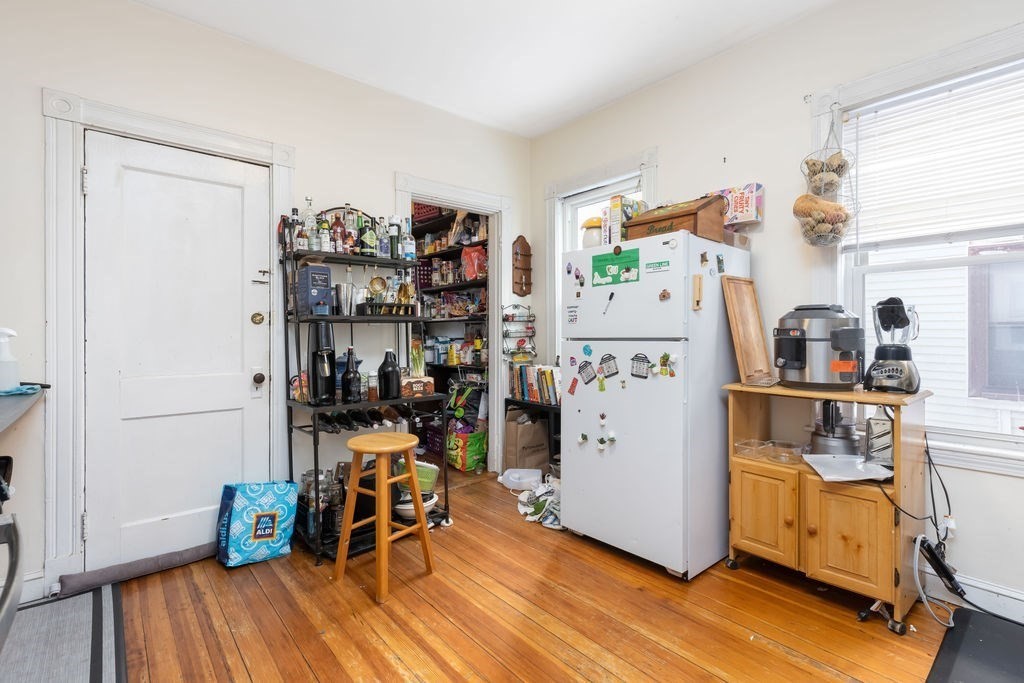 3 bed, 1 bath apartment for rent at 34 Belknap St Unit 1, Tufts University — photo 2 of 9