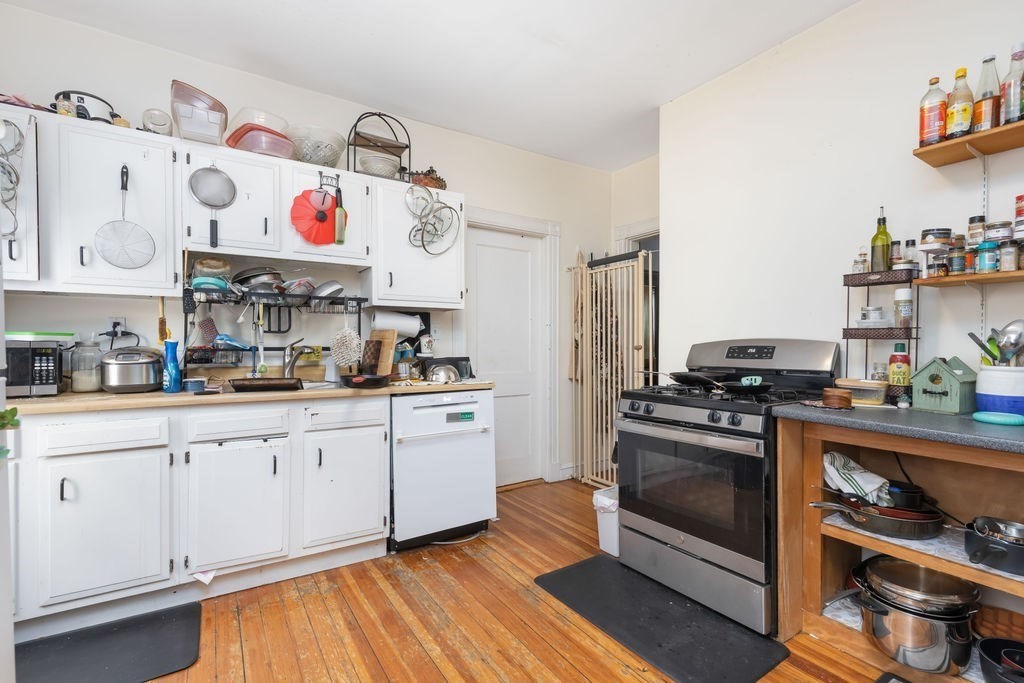 3 bed, 1 bath apartment for rent at 34 Belknap St Unit 1, Tufts University — photo 3 of 9