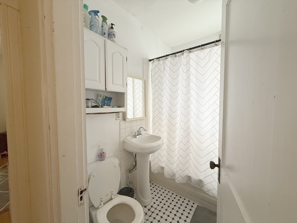 3 bed, 1 bath apartment for rent at 34 Belknap St Unit 2, Tufts University — photo 7 of 20