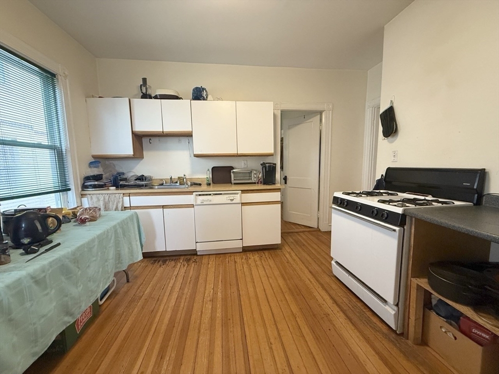3 bed, 1 bath apartment for rent at 34 Belknap St Unit 2, Tufts University — photo 2 of 20