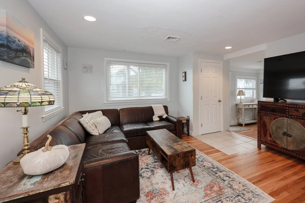 4 bed, 2 bath apartment for rent at 34 Brookline Ave, Hull — photo 6 of 18