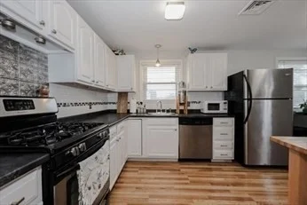 4 bed, 2 bath apartment for rent at 34 Brookline Ave, Hull — photo 9 of 18