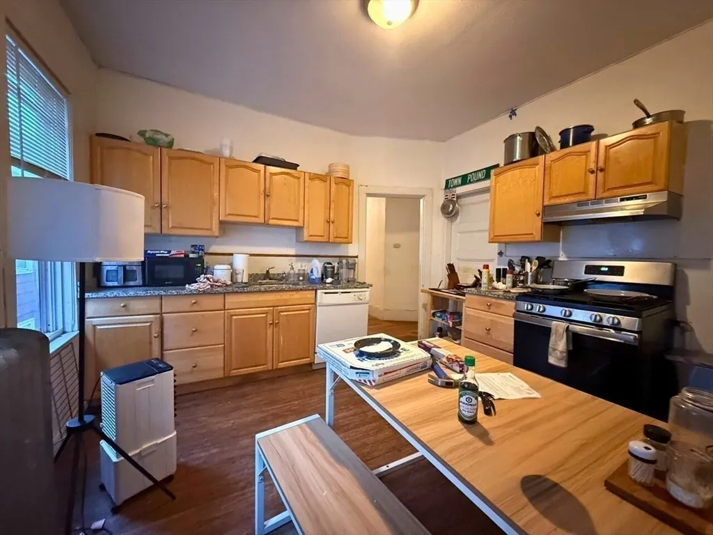 5 bed, 2 bath apartment for rent at 34 Cherokee St Unit 2, Mission Hill — photo 9 of 22