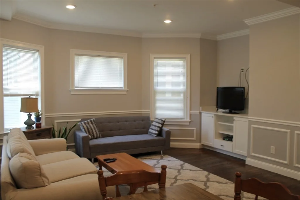 5 bed, 1 bath apartment for rent at 34 Circuit St Unit 1, Roxbury — photo 4 of 13