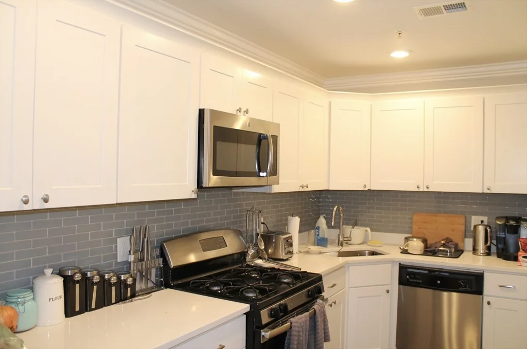 5 bed, 2 bath apartment for rent at 34 Circuit St Unit 2, Roxbury — photo 2 of 12
