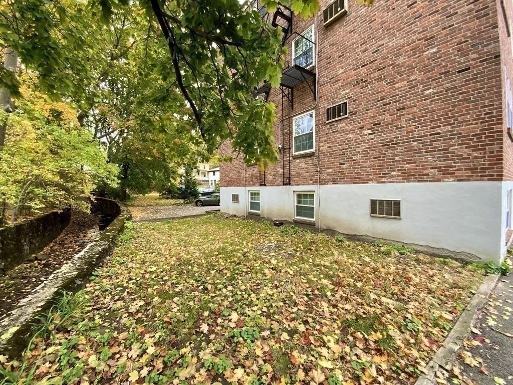 Studio bed, 1 bath apartment for rent at 34 Clark St Unit 2, Arlington Heights — photo 9 of 10