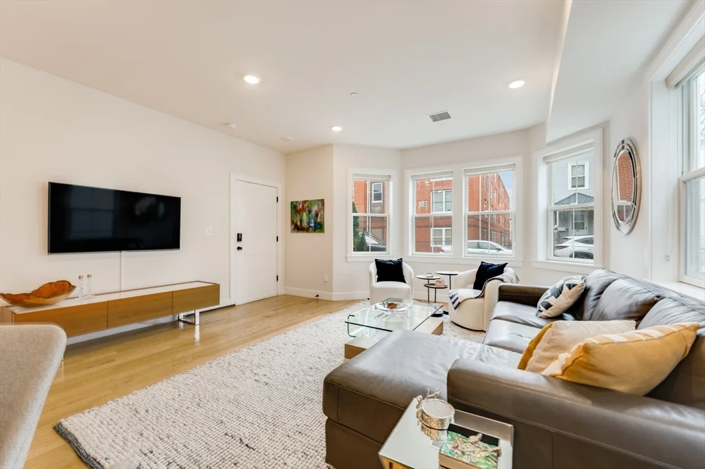 3 bed, 2 bath apartment for rent at 34 Dorset Unit 1, Dorchester — photo 3 of 14