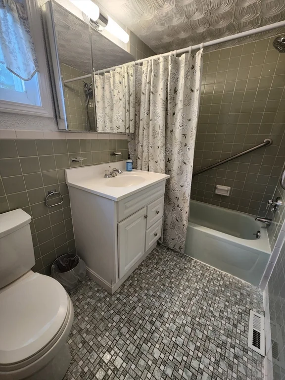 3 bed, 1 bath apartment for rent at 34 Florence Unit 1, East Somerville — photo 5 of 28