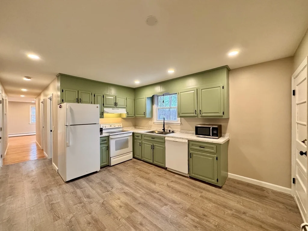 3 bed, 1 bath apartment for rent at 34 Gates Ln Unit 2, Worcester — photo 3 of 22