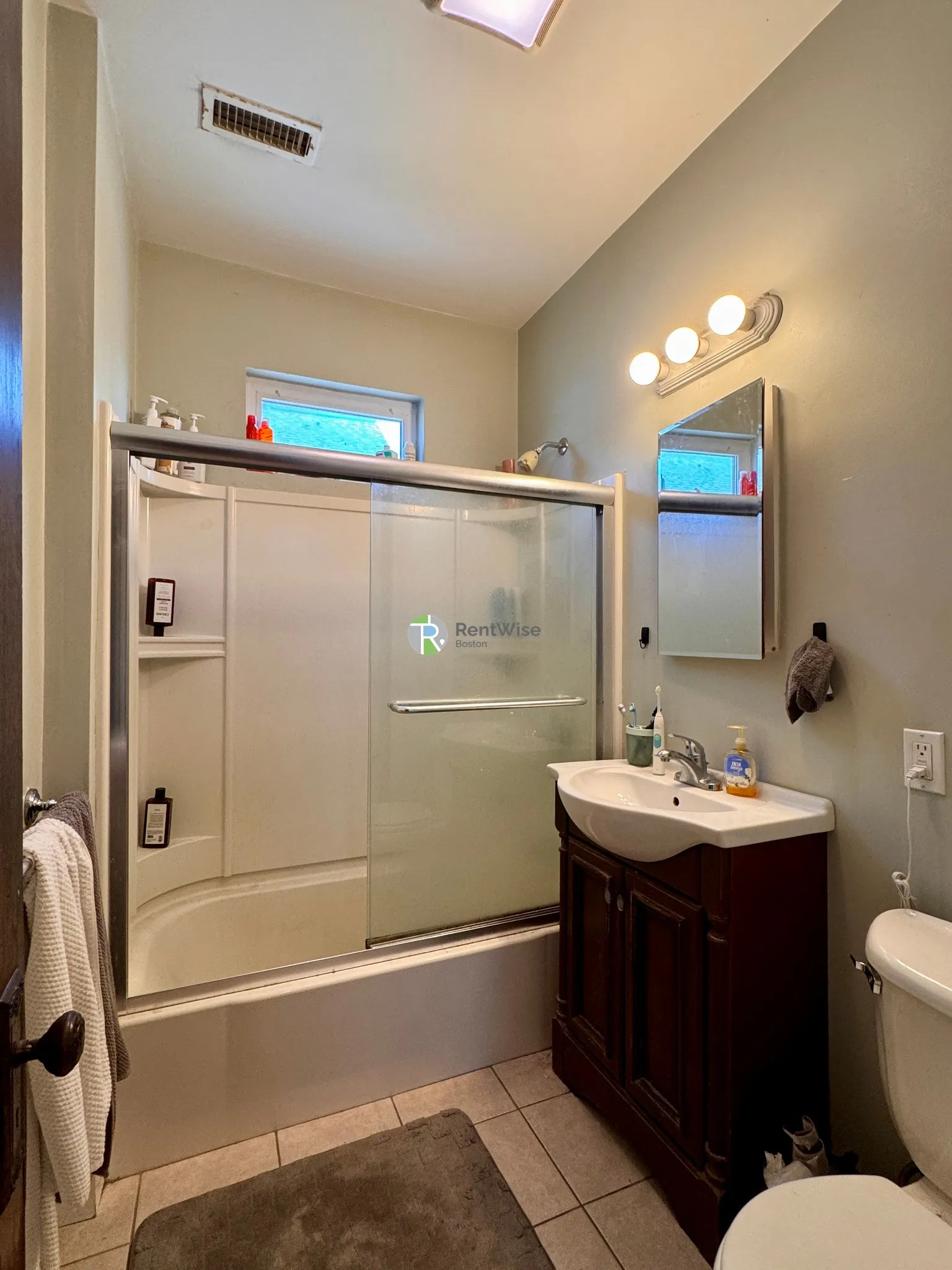 5 bed, 2 bath apartment for rent at 34 George St Unit 1, South Medford — photo 9 of 37