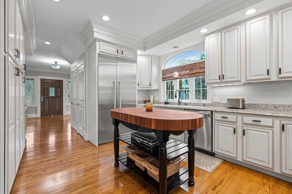 7 bed, 3 bath apartment for rent at 34 Glen Rd, Winchester — photo 14 of 40