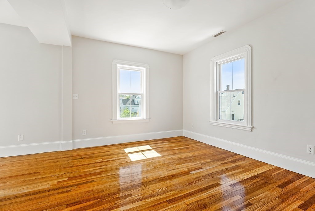 4 bed, 2 bath apartment for rent at 34 Henry St Unit 2, Everett — photo 4 of 20