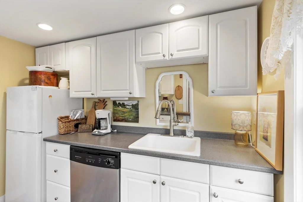 1 bed, 1 bath apartment for rent at 34 High St Unit C, Rockport — photo 10 of 24