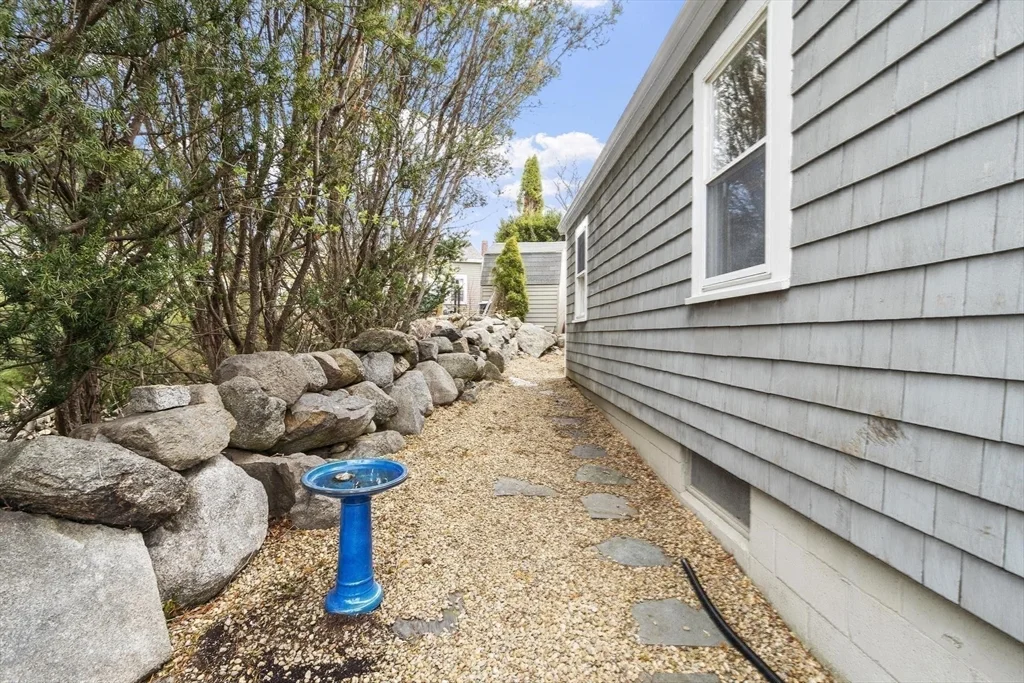 1 bed, 1 bath apartment for rent at 34 High St Unit C, Rockport — photo 22 of 24