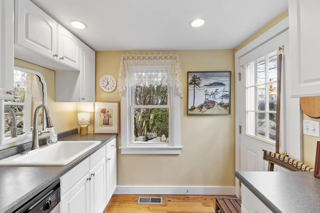 1 bed, 1 bath apartment for rent at 34 High St Unit C, Rockport — photo 8 of 24