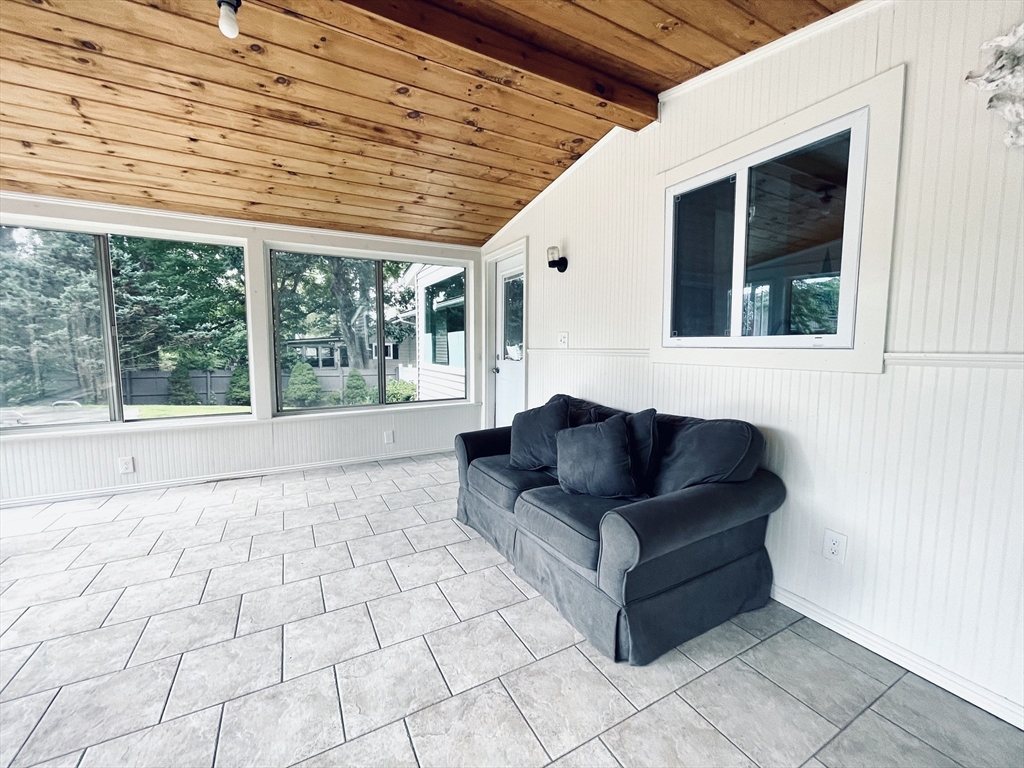4 bed, 1 bath apartment for rent at 34 Hillside Dr, Shrewsbury — photo 10 of 20