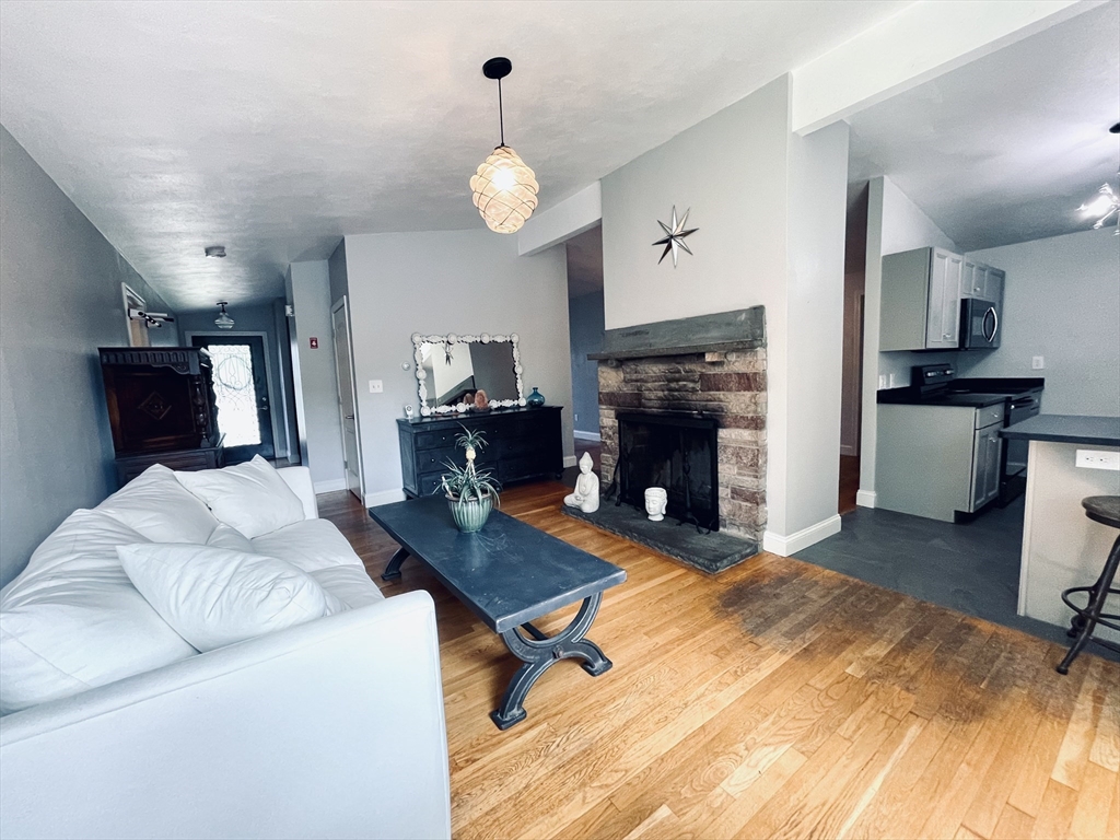 4 bed, 1 bath apartment for rent at 34 Hillside Dr, Shrewsbury — photo 6 of 20