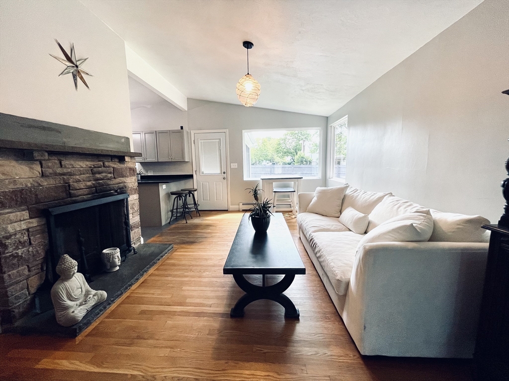 4 bed, 1 bath apartment for rent at 34 Hillside Dr, Shrewsbury — photo 3 of 20