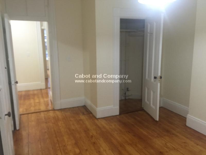 3 bed, 1 bath apartment for rent at 34 Isabella St Unit 4, Back Bay — photo 6 of 9