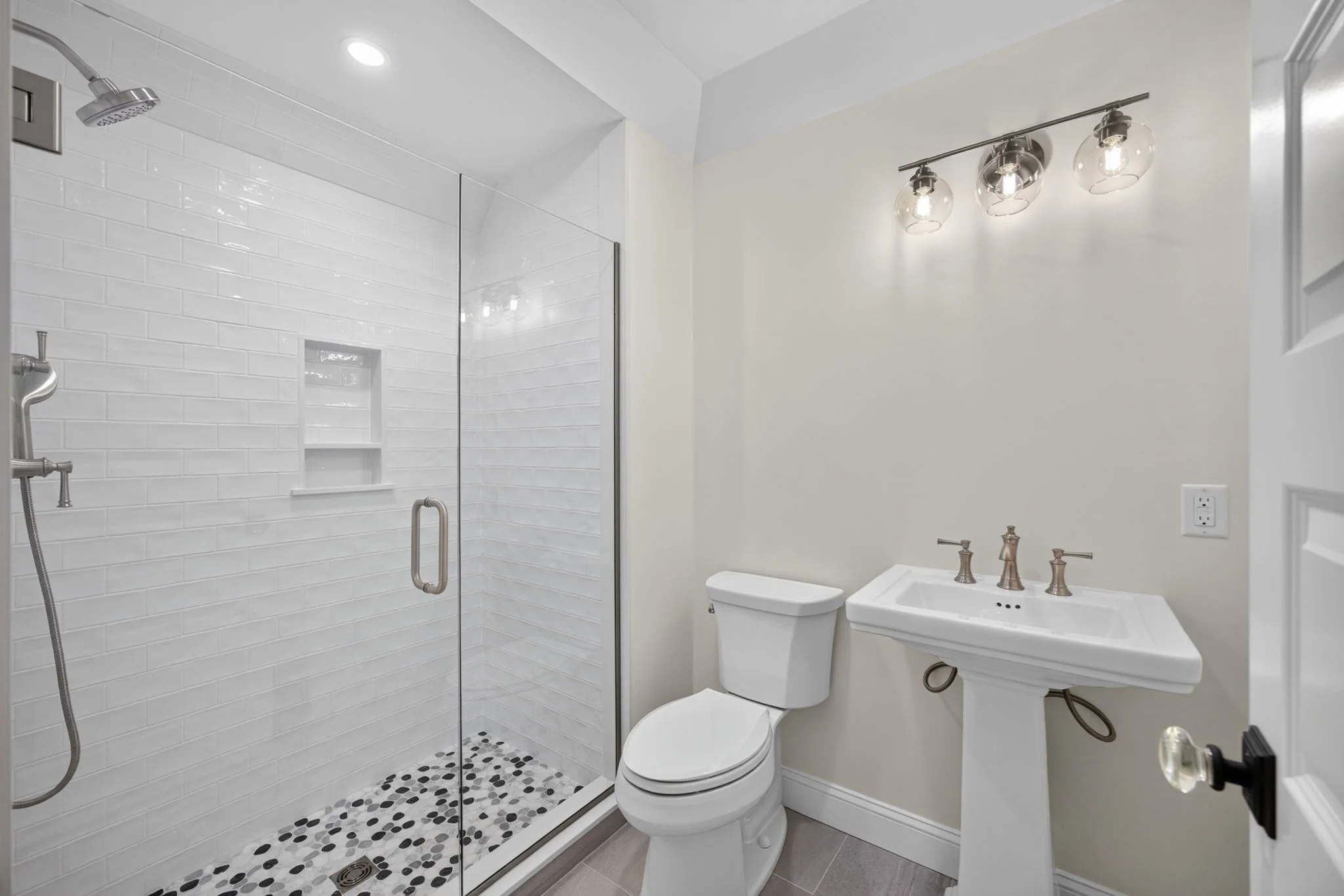 3 bed, 2 bath apartment for rent at 34 Lake St, Cotuit — photo 18 of 24