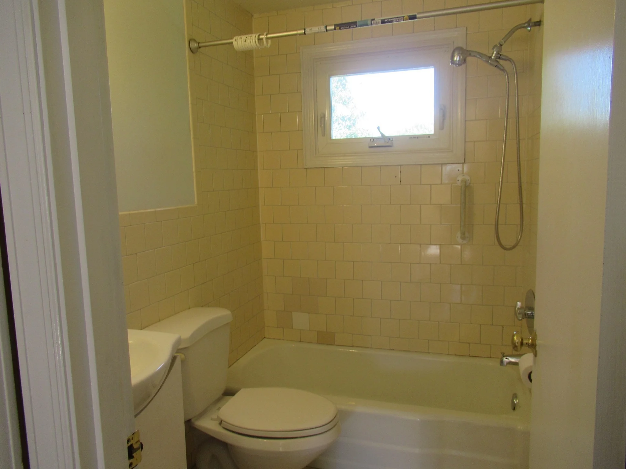 2 bed, 1 bath apartment for rent at 34 Middle St, Gloucester — photo 5 of 11