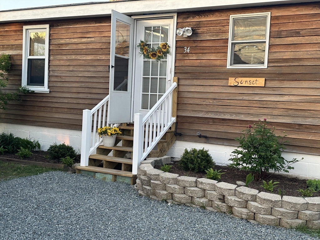 1 bed, 1 bath apartment for rent at 34 Old Point Rd Unit Cottage, Plum Island — photo 1 of 19